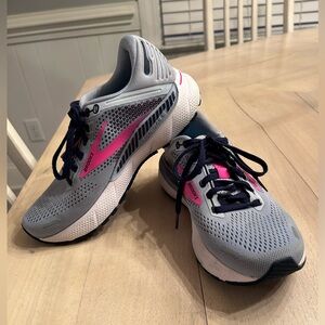 Brooks Women's Adrenaline GTS 22 Light Gray and Hot Pink Running Sneakers size 6